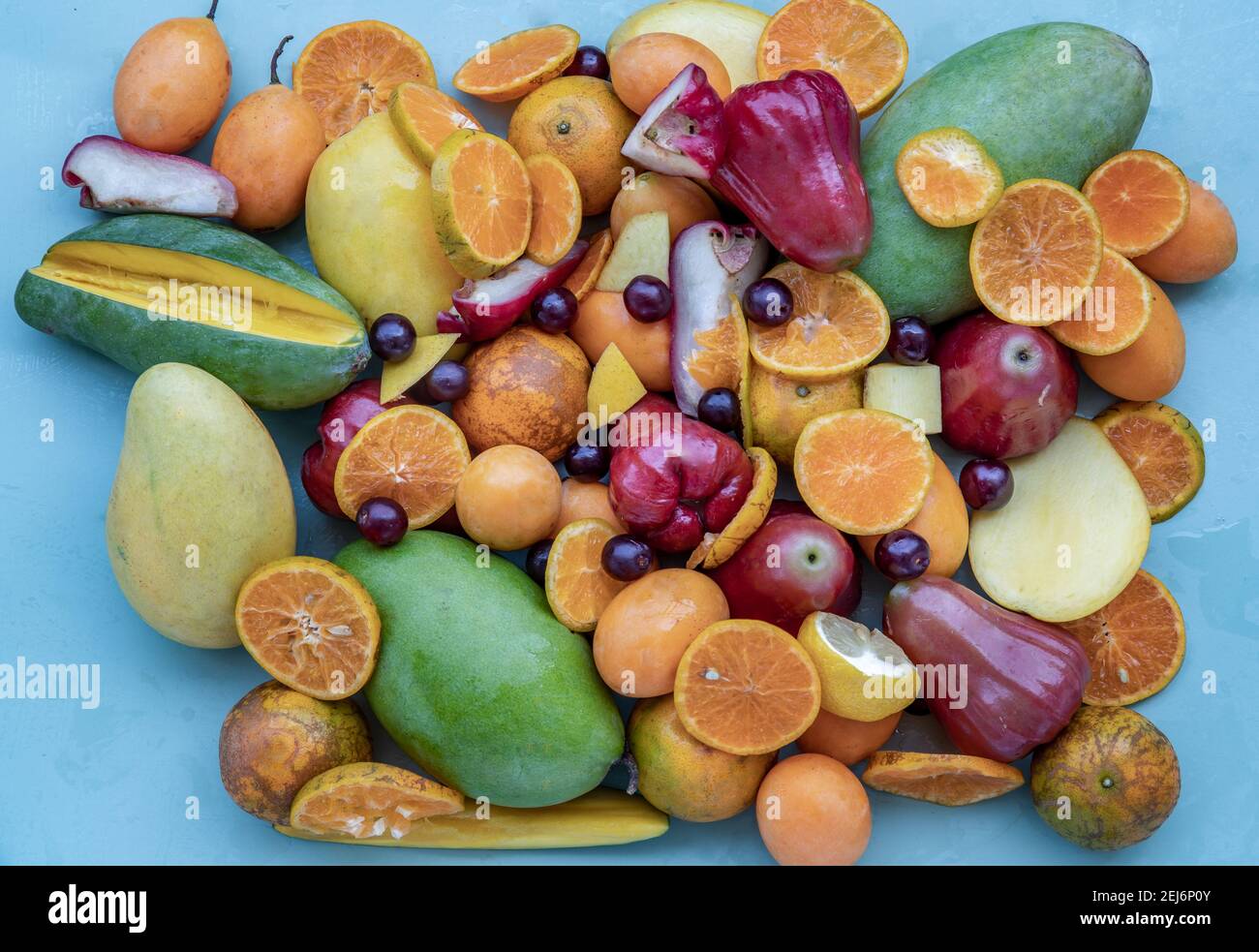 Variété de fruits frais assortis sur fond bleu. Fruits variés fond coloré, fruits sains, foyer sélectif. Banque D'Images