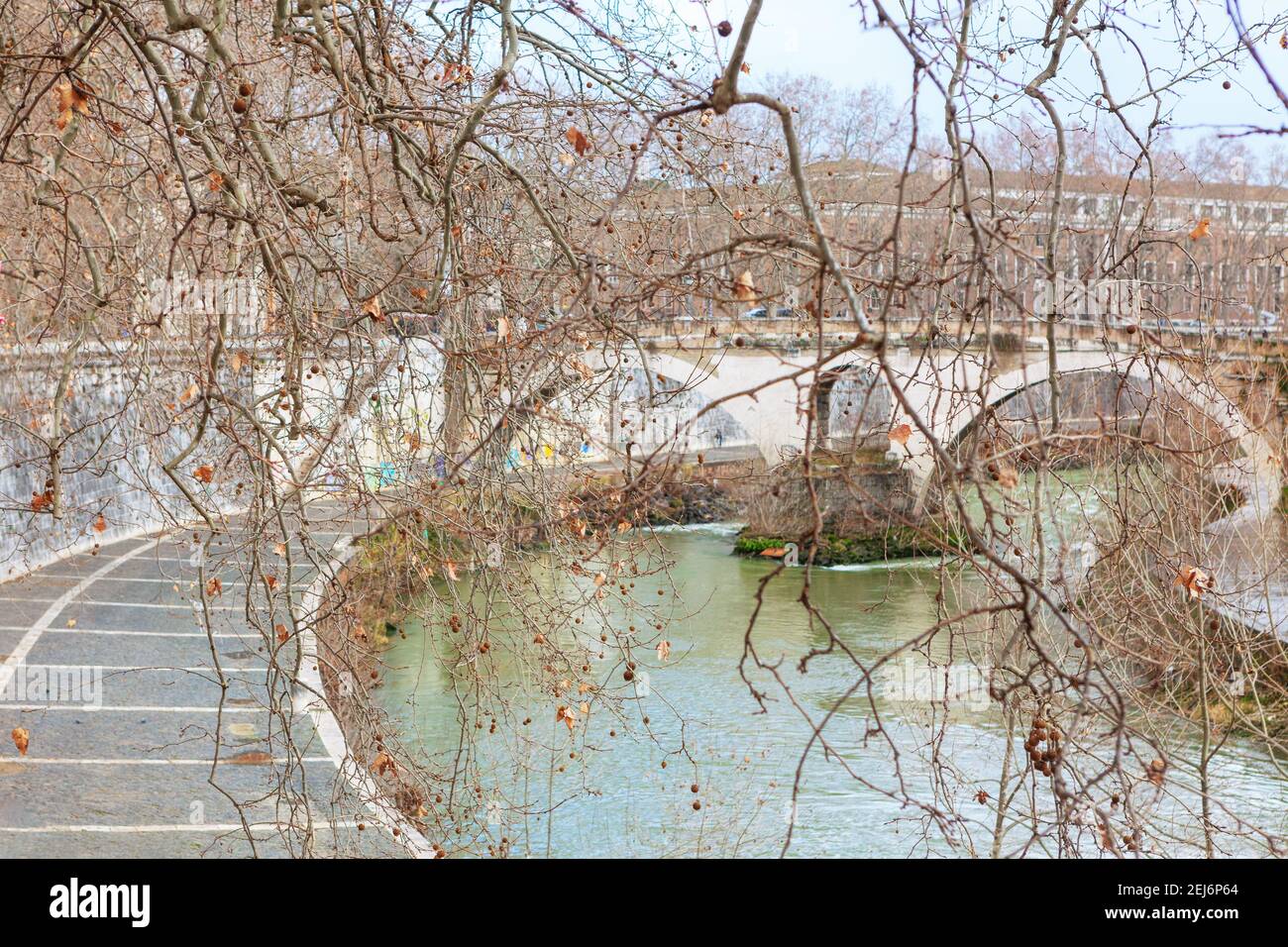 Tiber bord de la rivière avec trottoir . Vue sur la rivière et le pont de Rome Banque D'Images