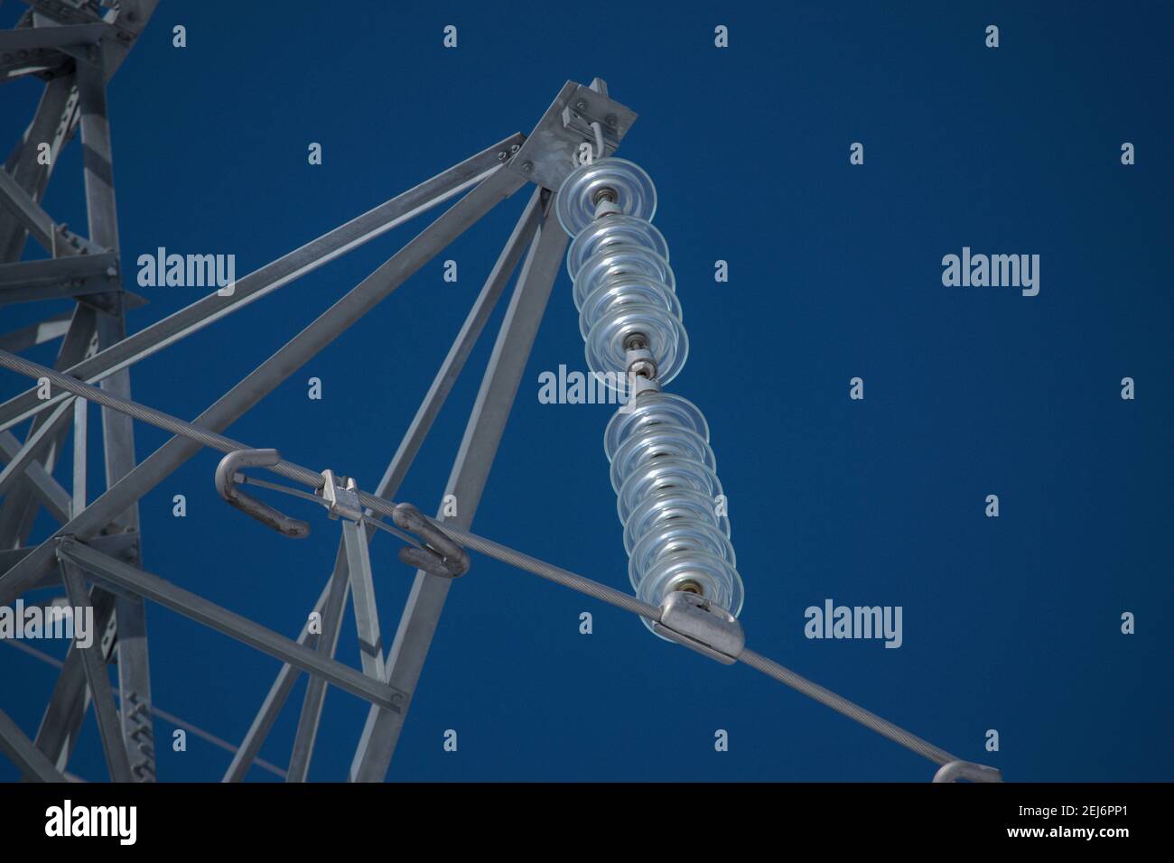Tour de transmission - gros plan de l'isolateur de suspension modulaire et de l'amortisseur Stockbridge contre un ciel bleu. Ottawa, Ontario, Canada. Banque D'Images