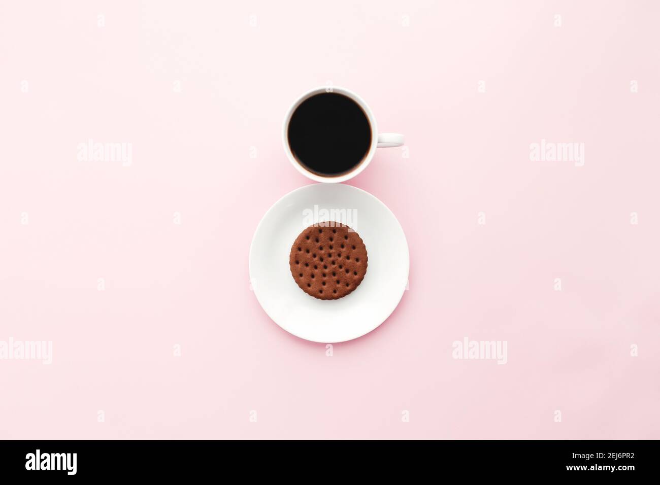 Femme internationale de jour concept, tasse de café, assiette, cookie sur fond rose. Photo de haute qualité Banque D'Images