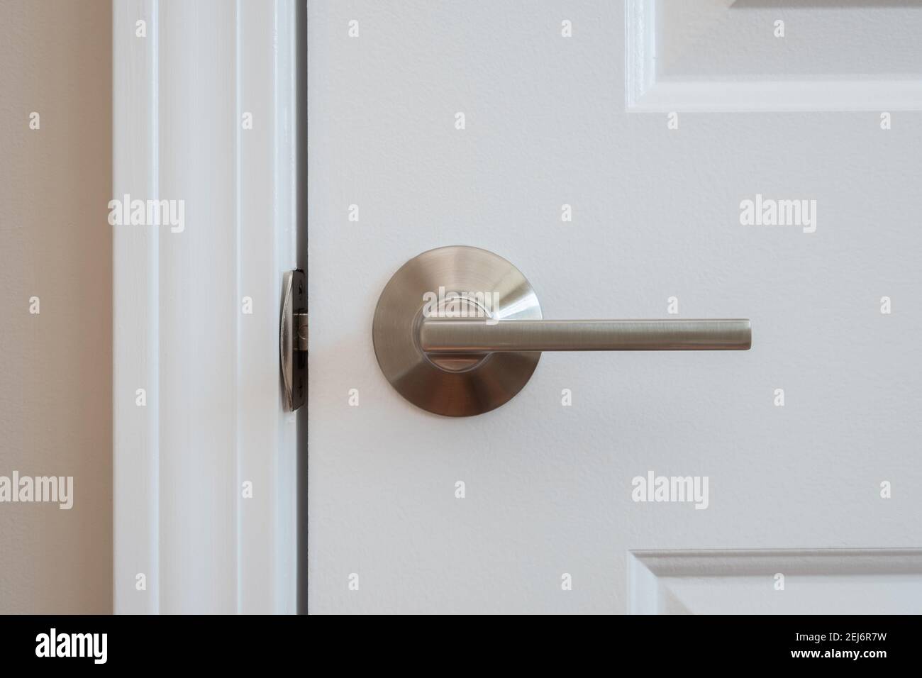 Photographie d'un levier de porte de placard en nickel de style moderne Banque D'Images