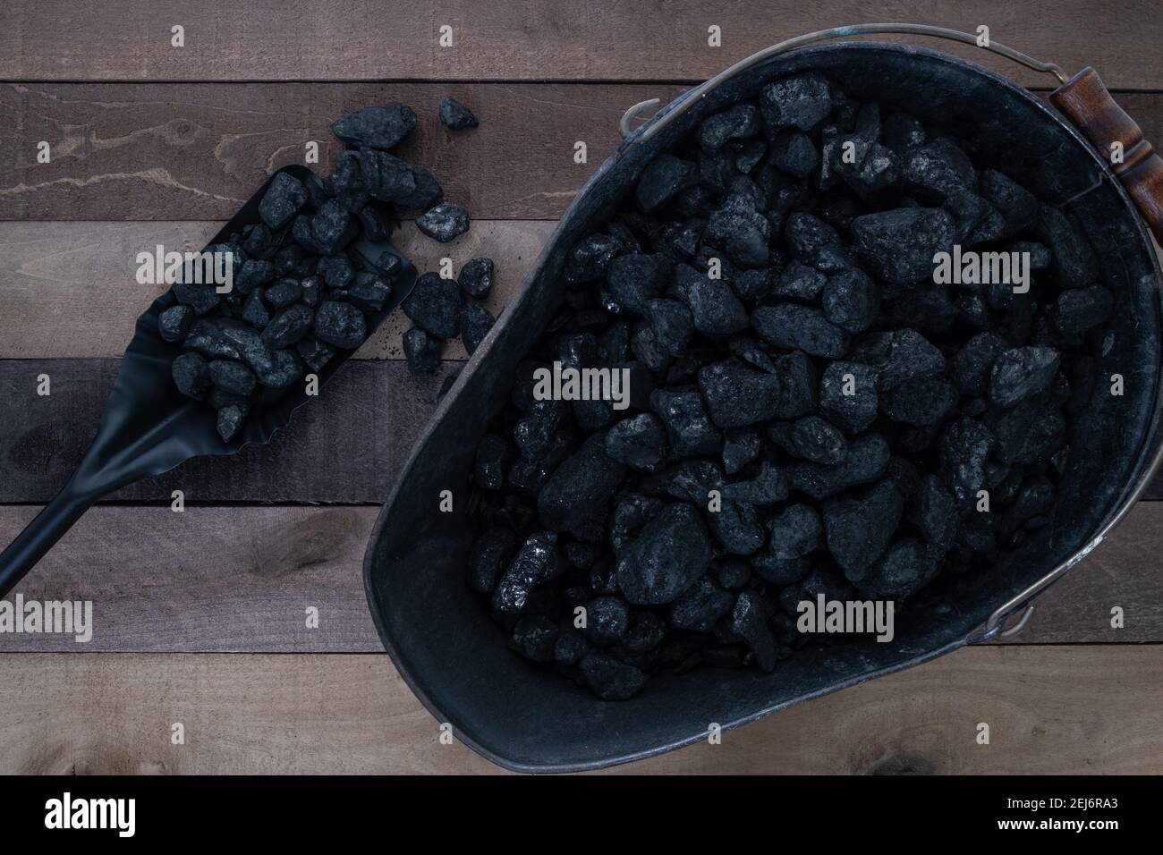 Charbon de noix anthracite dans un auvent de charbon avec une cendre pelle remplie de charbon Banque D'Images