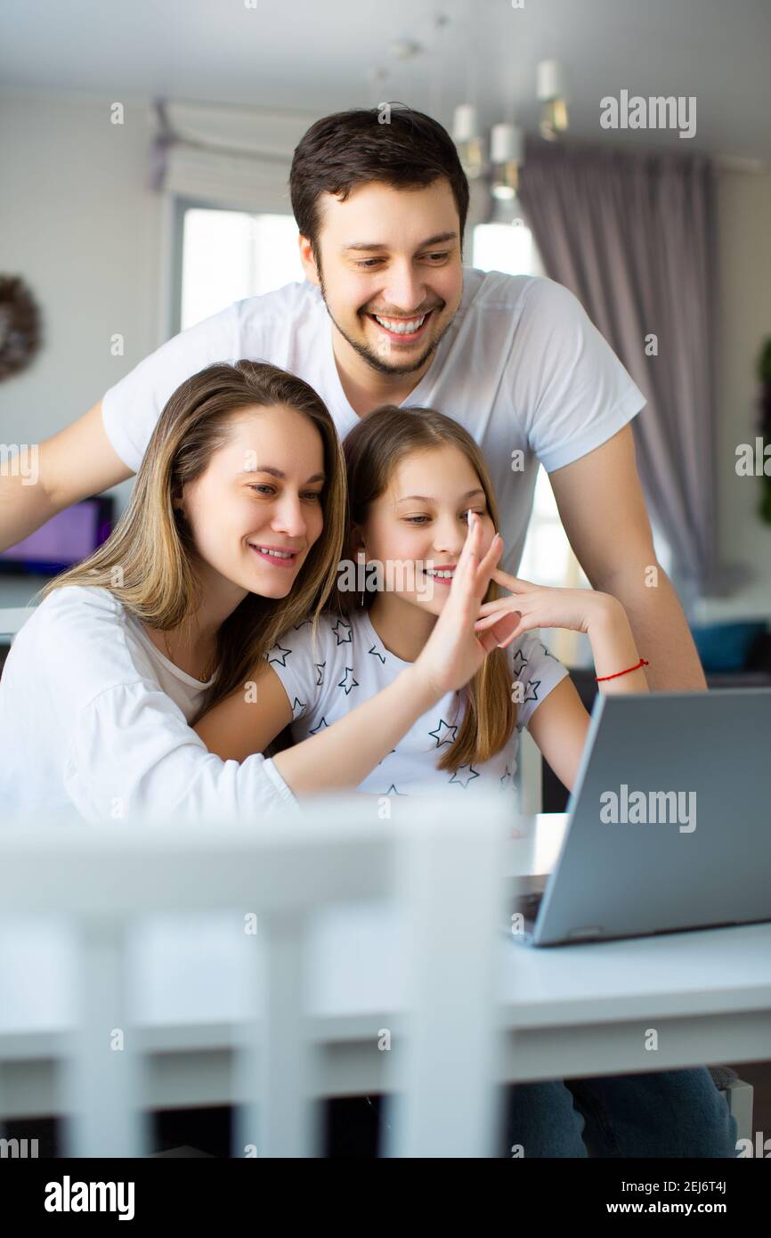 Photo verticale d'une famille heureuse lors d'une réunion en ligne avec des parents. Banque D'Images