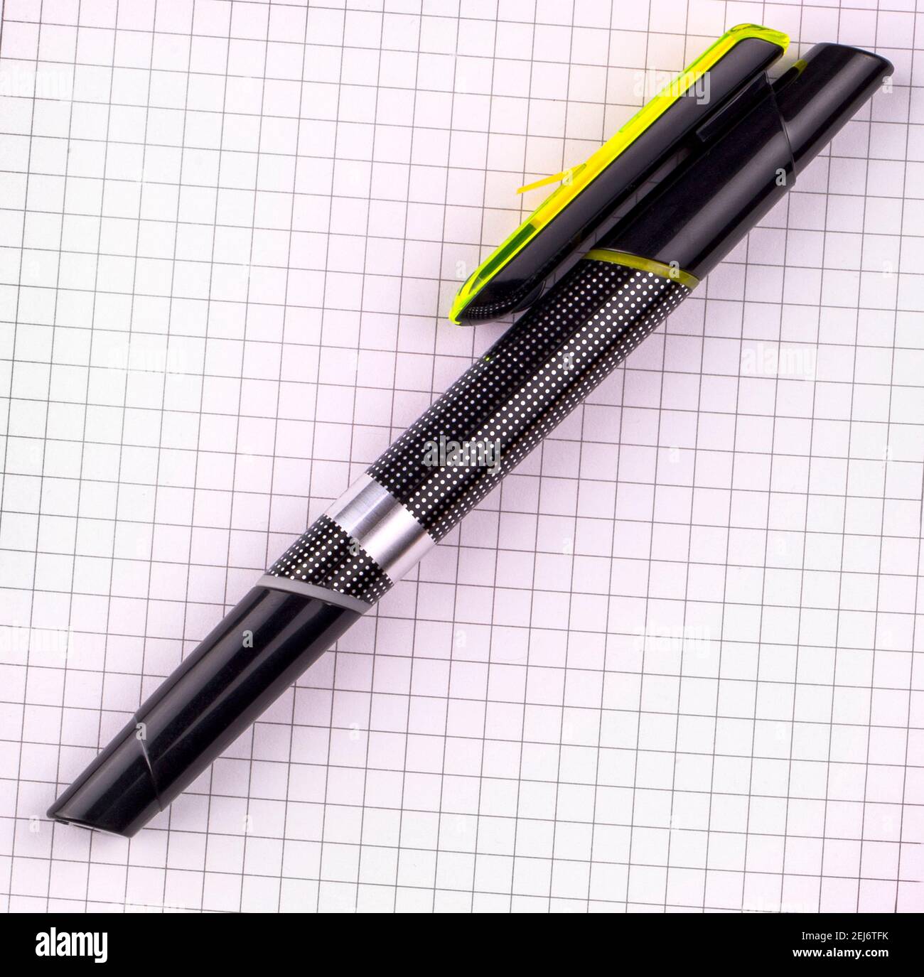 Le stylo noir pour écrire sur du papier blanc quadrillé pour ordinateur  portable Photo Stock - Alamy