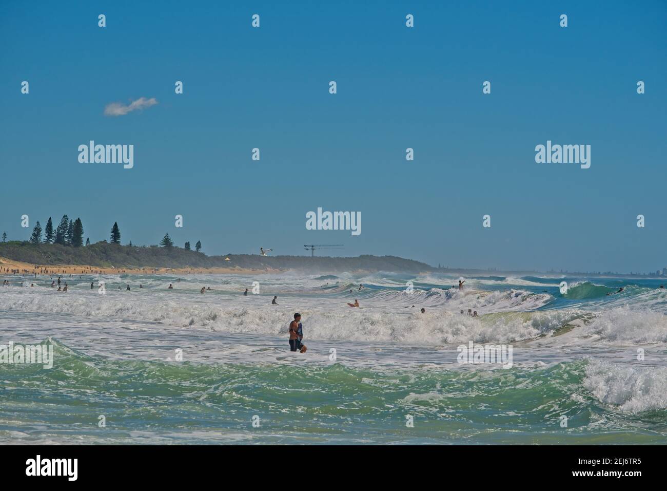 Les gens qui profitent des vagues dans l'océan sur la Sunshine Coast Australie Banque D'Images