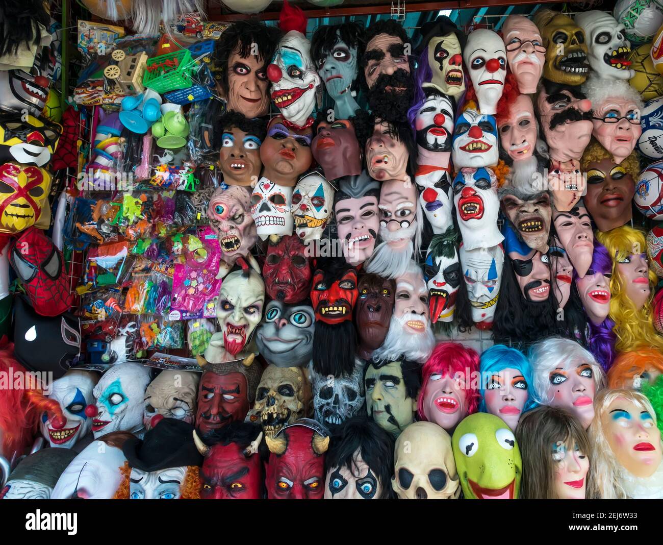 Masques en caoutchouc en vente au Mexique Banque D'Images