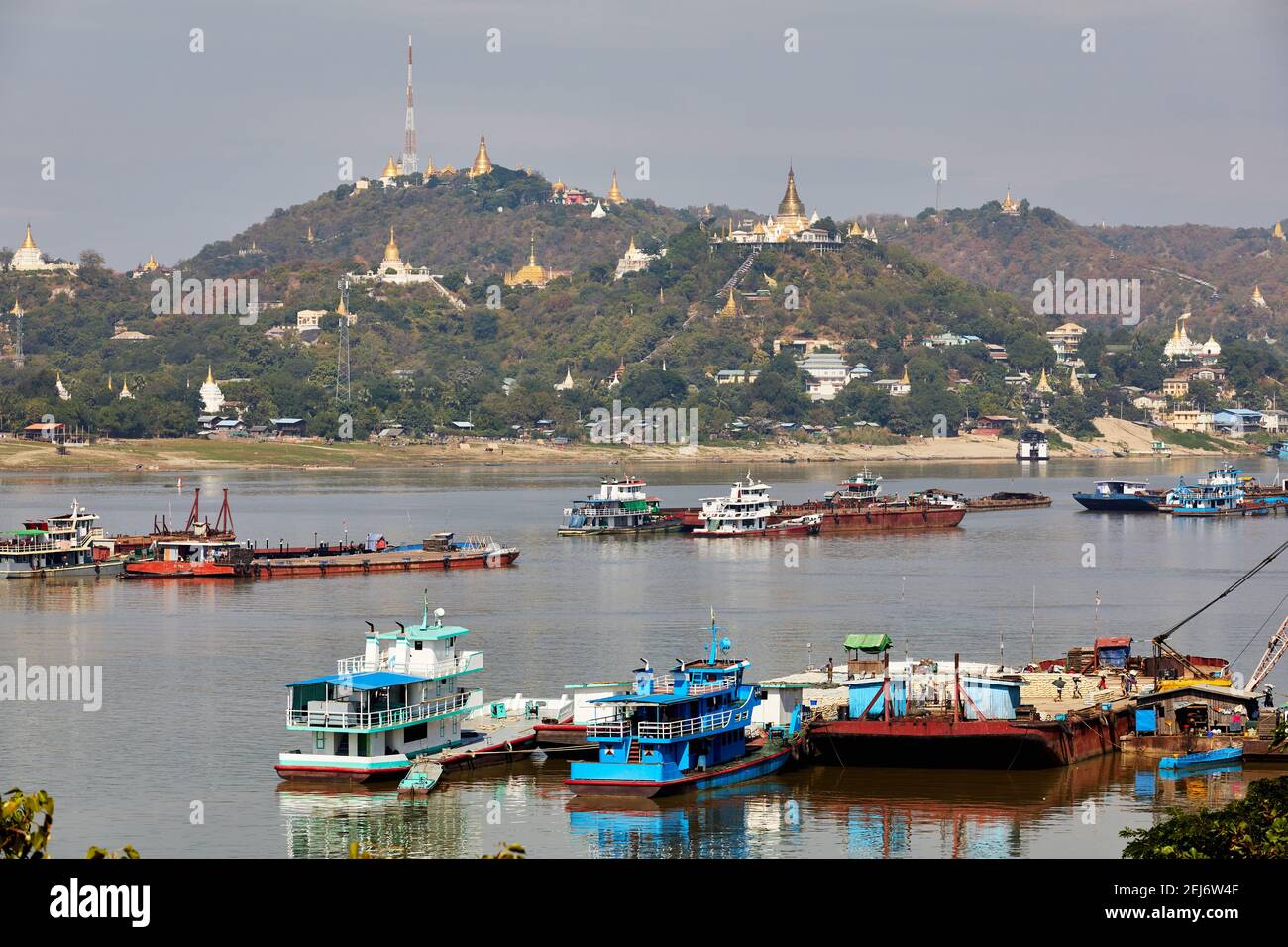 Sagaing Hill de l'autre côté de la rivière Irrawaddy, près de Mandalay, Myanmar. Le grand temple est la pagode U Ponya Shin Banque D'Images