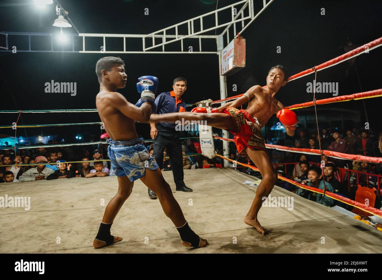 Thai boxing Muay Thai, un des boxeurs qui lance un coup de pied élevé à son adversaire. Banque D'Images
