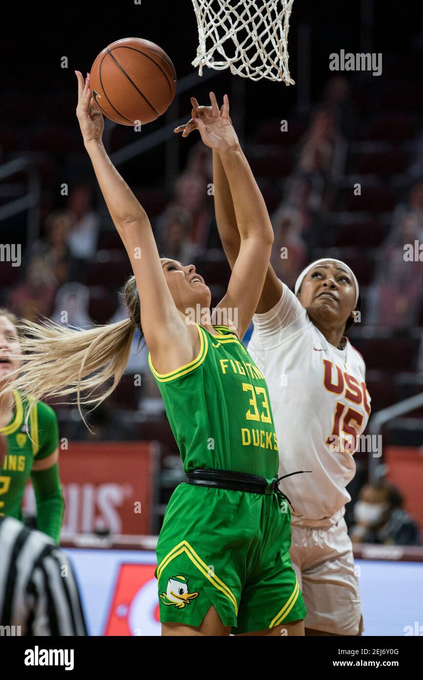 Les canards de l'Oregon gardent Sydney Parrish (33) est encrassé sur un Tentative de tir par Southern California Trojans Center Angel Jackson (15) Au cours d'une NCAA b femmes Banque D'Images