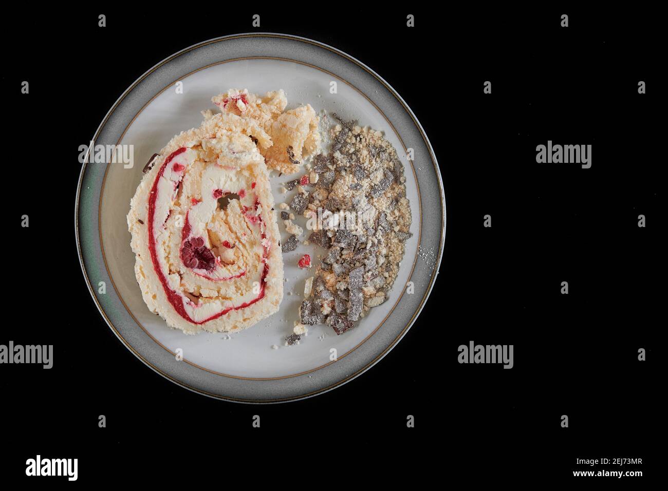 Tranche de roulade de framboise et de chocolat Banque D'Images