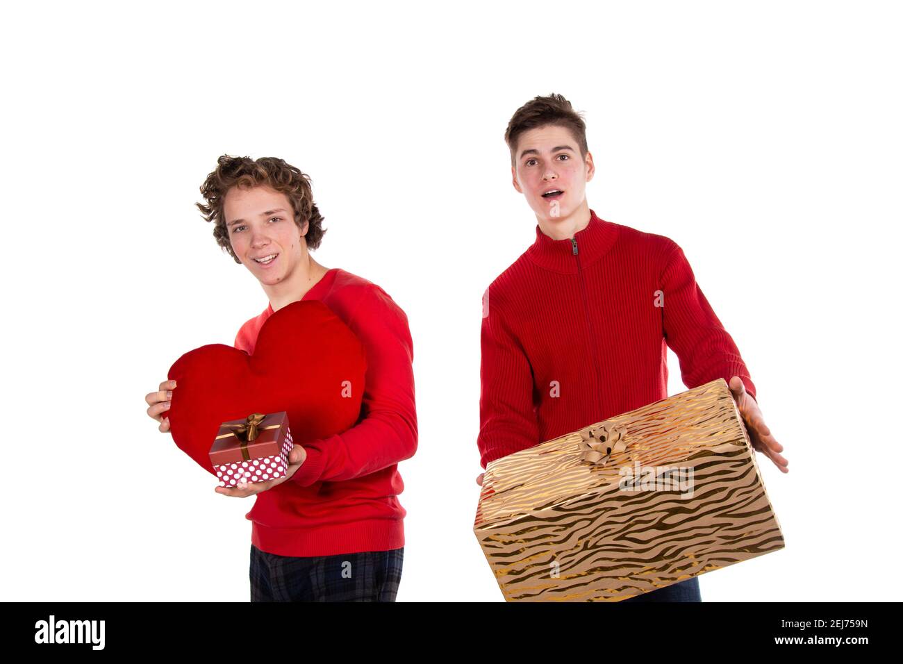 Jours fériés et week-ends. Jeune couple attrayant qui boit du vin rouge. Arrière-plan blanc. Banque D'Images