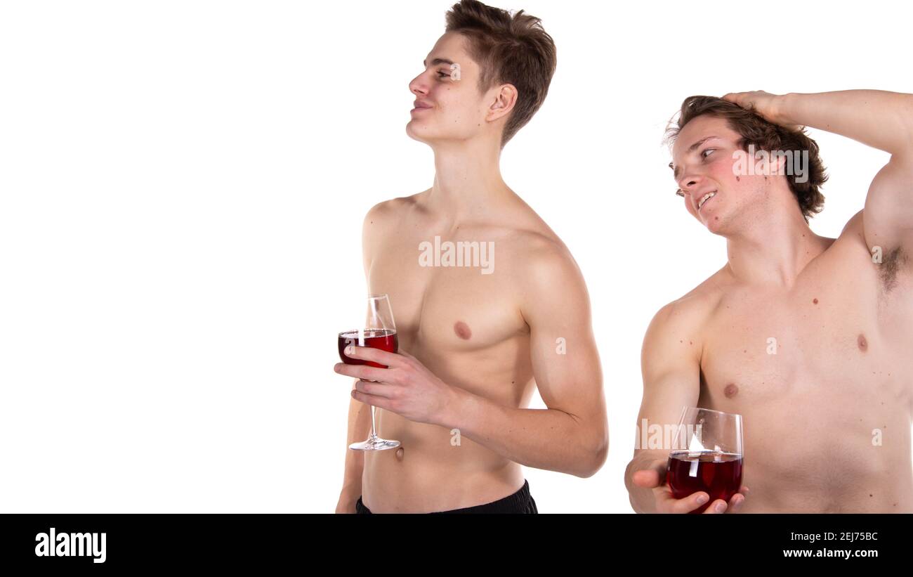 Jours fériés et week-ends. Jeune couple attrayant qui boit du vin rouge. Arrière-plan blanc. Banque D'Images