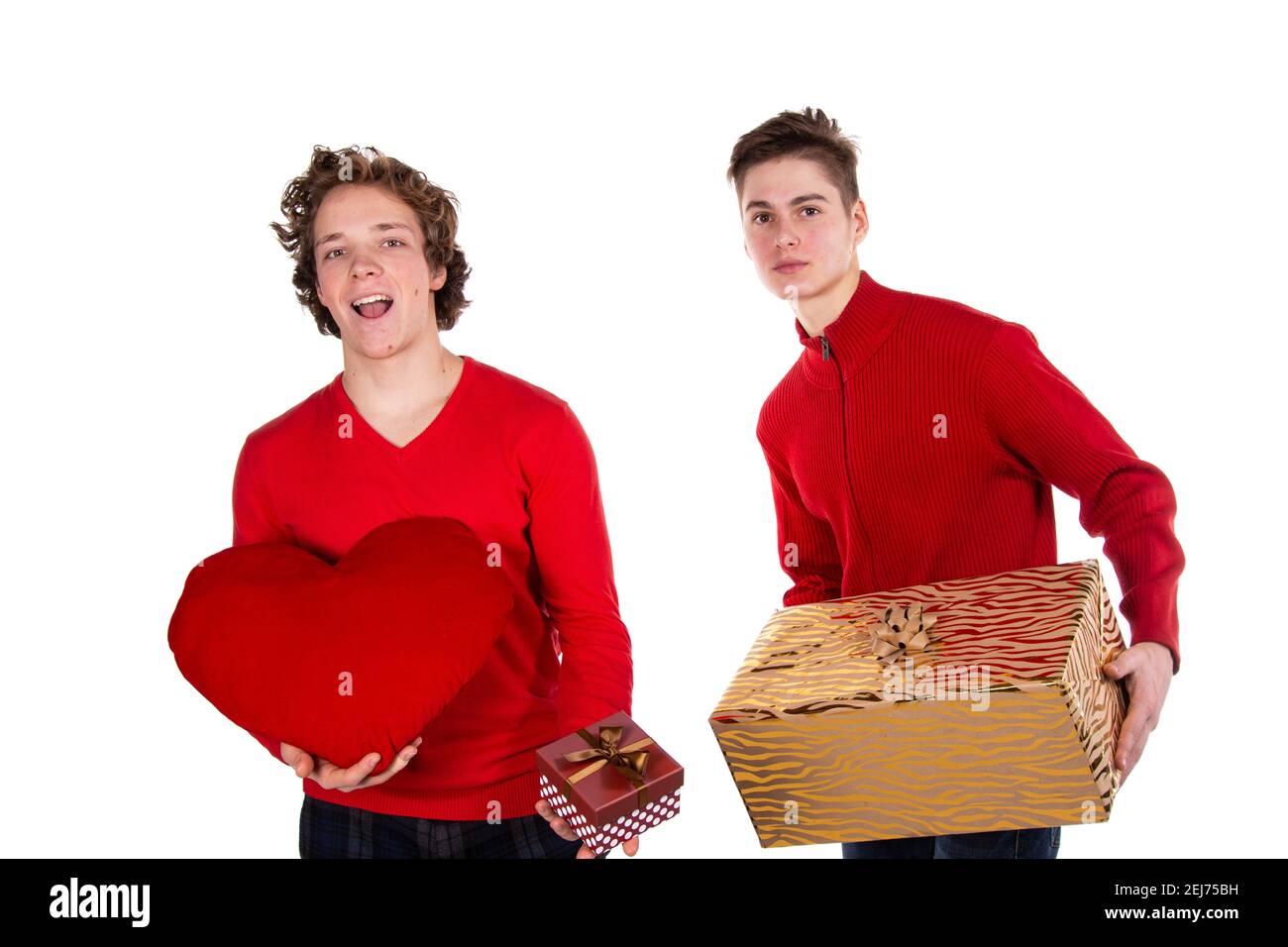 Jours fériés et week-ends. Jeune couple attrayant qui boit du vin rouge. Arrière-plan blanc. Banque D'Images