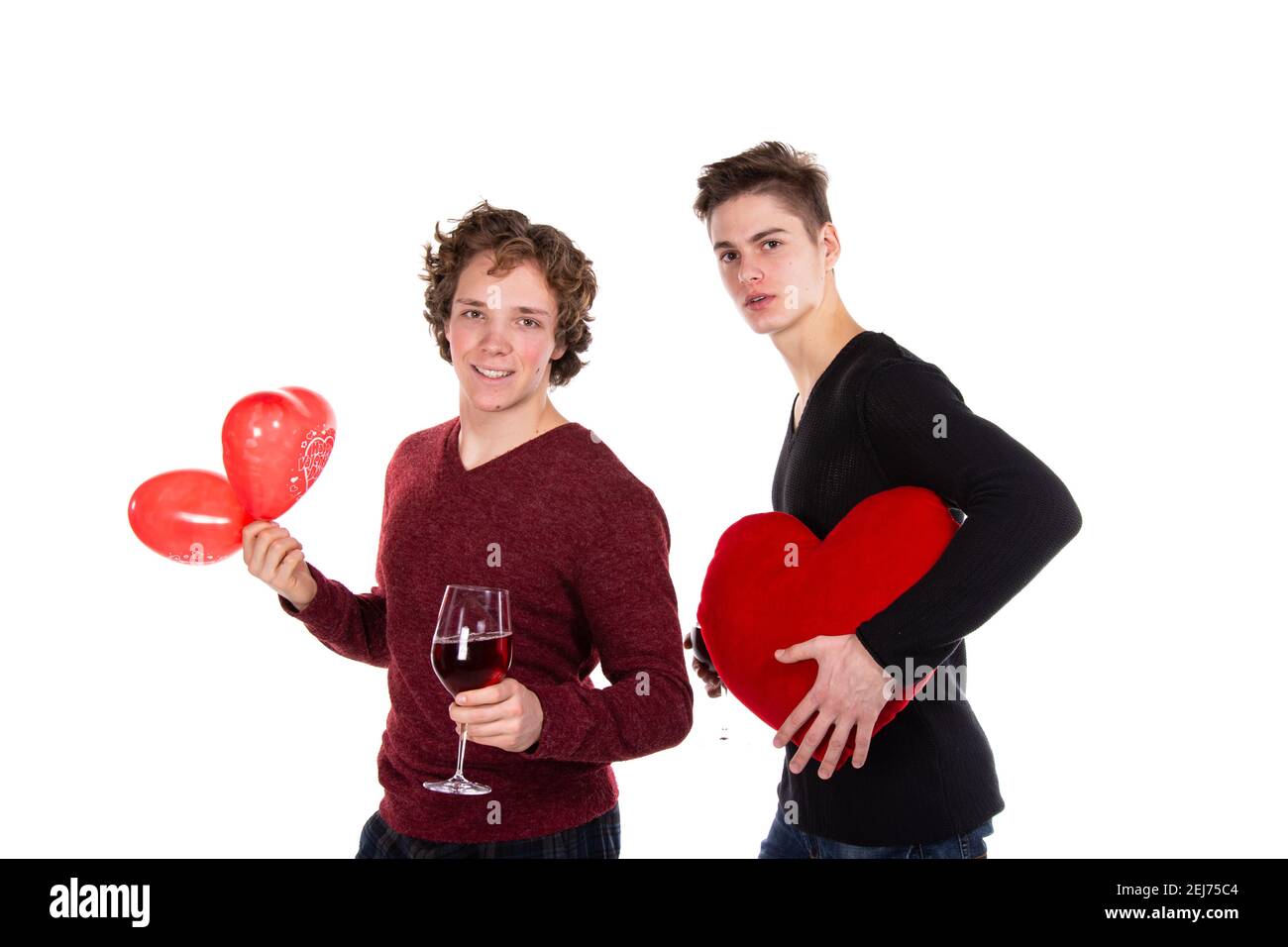 Jours fériés et week-ends. Jeune couple attrayant qui boit du vin rouge. Arrière-plan blanc. Banque D'Images