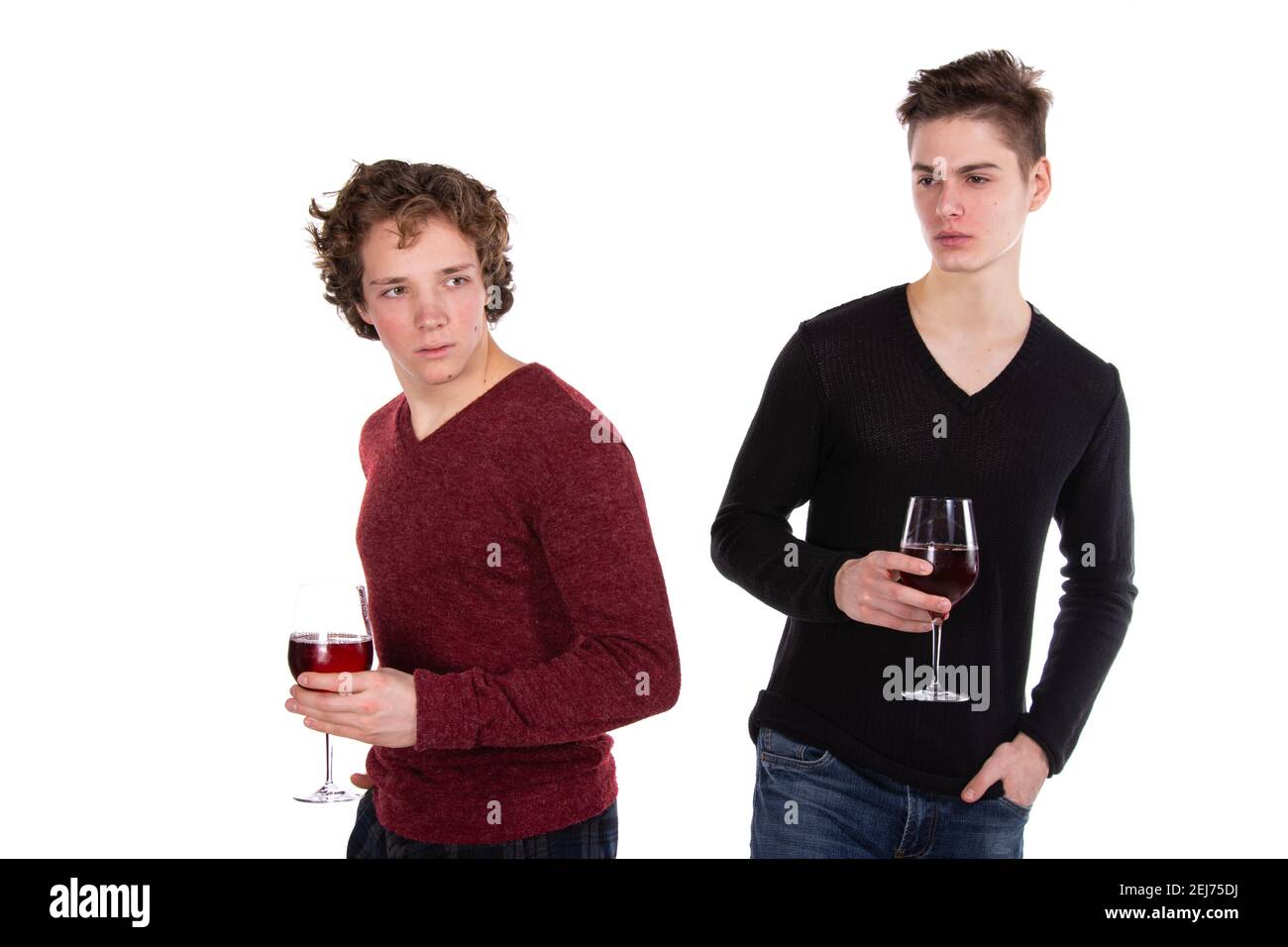 Jours fériés et week-ends. Jeune couple attrayant qui boit du vin rouge. Arrière-plan blanc. Banque D'Images