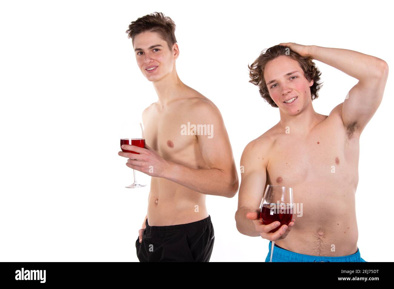 Jours fériés et week-ends. Jeune couple attrayant qui boit du vin rouge. Arrière-plan blanc. Banque D'Images