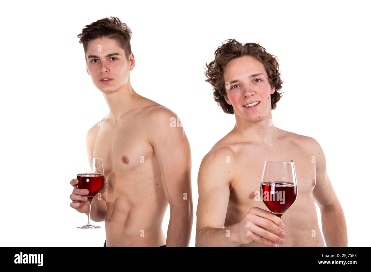 Jours fériés et week-ends. Jeune couple attrayant qui boit du vin rouge. Arrière-plan blanc. Banque D'Images