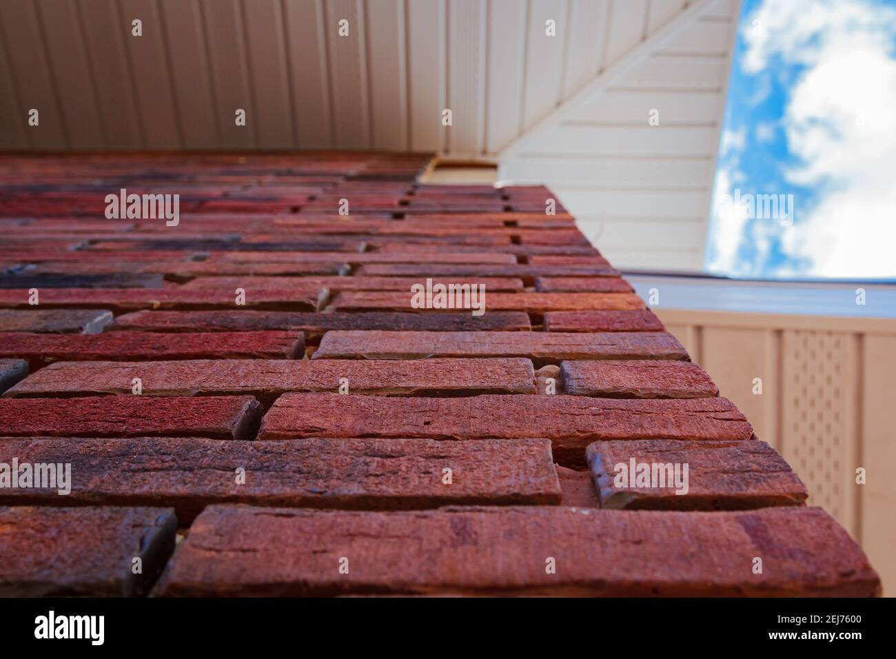 Brique de clinker de couleur marron. Panneaux thermiques en clinker pour la finition de la façade de la maison. Carreaux pour la décoration extérieure Banque D'Images