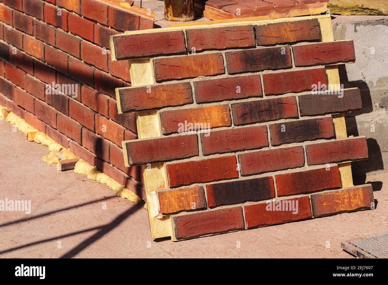 Brique de clinker de couleur marron. Panneaux thermiques en clinker pour la finition de la façade de la maison. Carreaux pour la décoration extérieure Banque D'Images