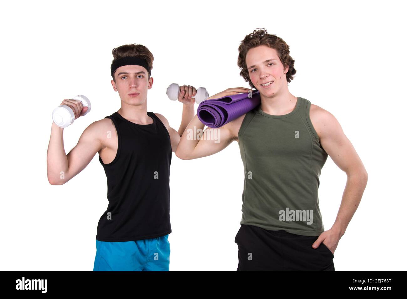 Forme physique et mode de vie sain. Deux jeunes étudiants attrayants dans la salle de gym. Arrière-plan blanc. Banque D'Images