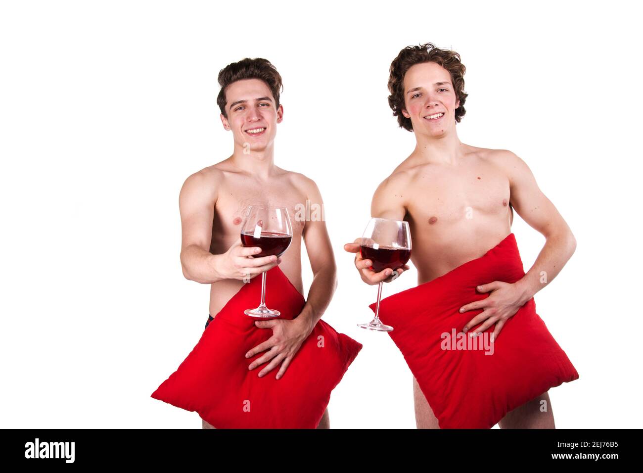 Jours fériés et week-ends. Jeune couple attrayant qui boit du vin rouge. Arrière-plan blanc. Banque D'Images