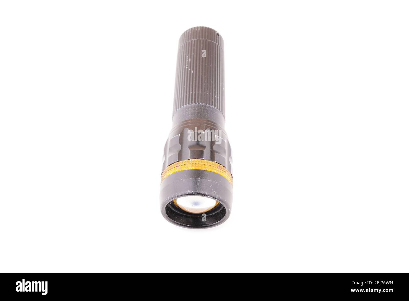 lampe de poche en métal noir sur fond blanc Banque D'Images