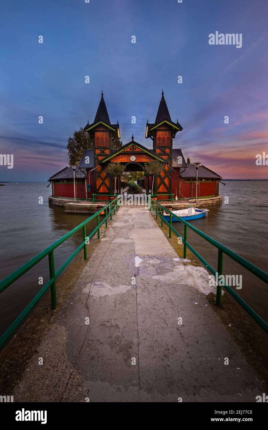 Keszthely, Hongrie - la magnifique jetée de Keszthely au bord du lac Balaton avec un coucher de soleil d'automne coloré. Célèbre attraction touristique dans le comté de Zala Banque D'Images