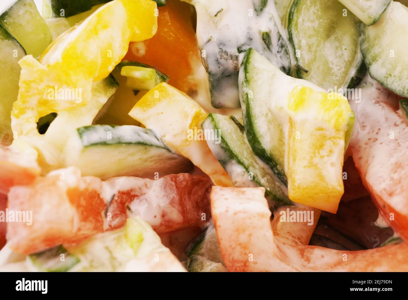 salade de concombre à la tomate et à la crème aigre Banque D'Images