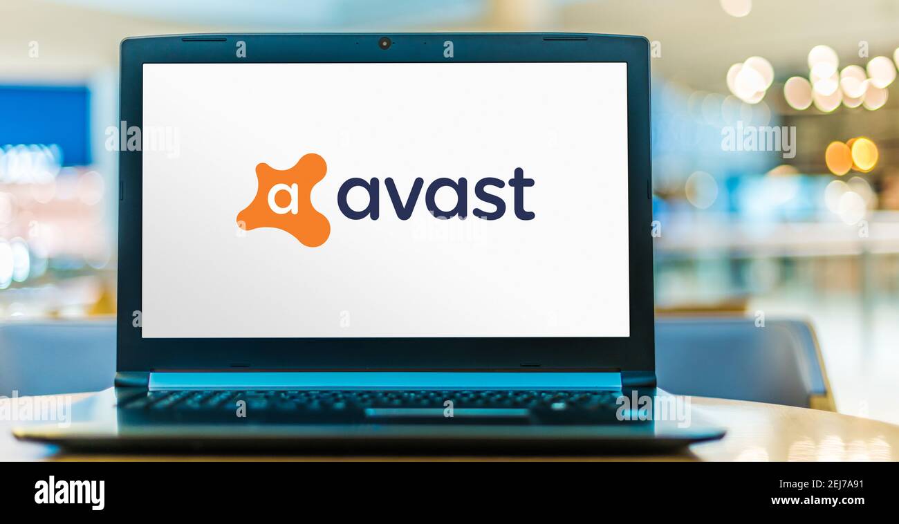 POZNAN, POL - 8 AOÛT 2020 : ordinateur portable affichant le logo d'Avast, une multinationale tchèque de logiciels de cybersécurité dont le siège est à Prague, CZE Banque D'Images