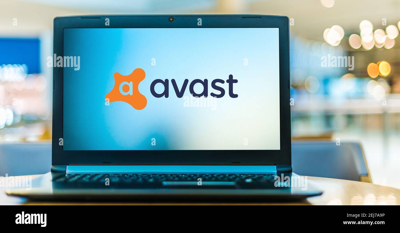 POZNAN, POL - 8 AOÛT 2020 : ordinateur portable affichant le logo d'Avast, une multinationale tchèque de logiciels de cybersécurité dont le siège est à Prague, CZE Banque D'Images