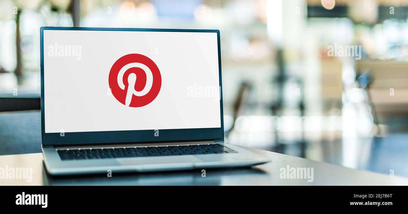 POZNAN, POL - SEP 23, 2020: Ordinateur portable affichant le logo de Pinterest, Inc, une société de médias sociaux web et d'applications mobiles Banque D'Images