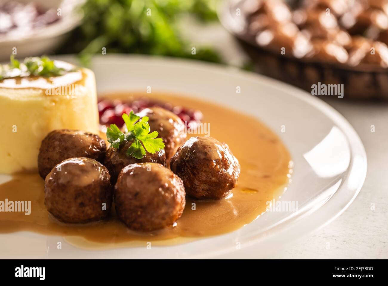 Assiette servant des boulettes de viande suédoises kottbullar en sauce avec purée de pommes de terre et sauce aux canneberges. Banque D'Images