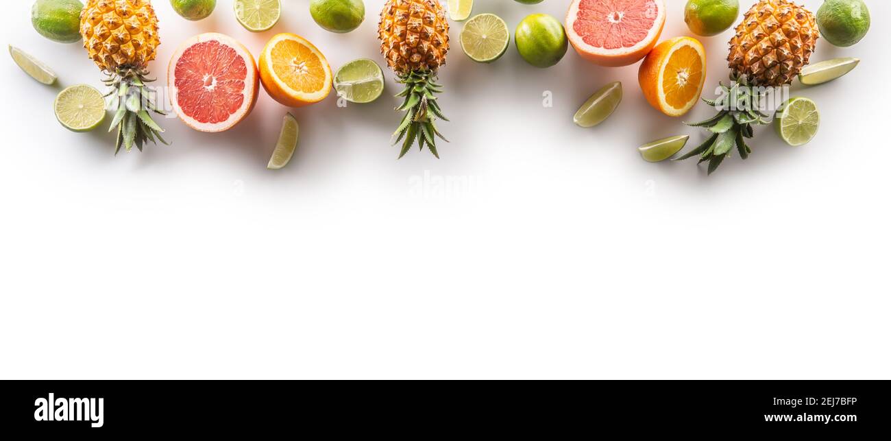 Assortiment de fruits tropicaux et de agrumes sur fond de bannière blanche. Banque D'Images