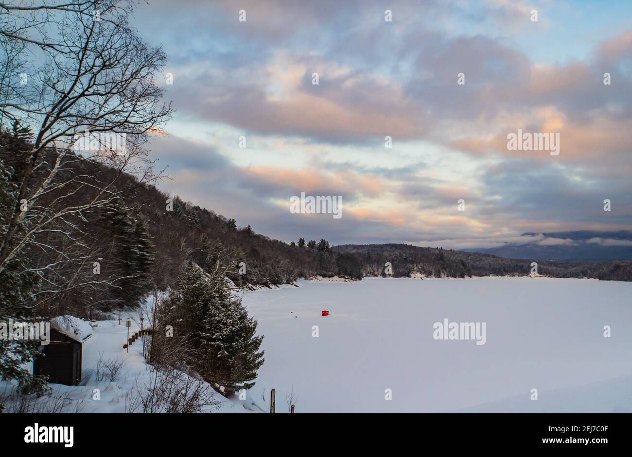 tente rouge de pêche sur glace sur un lac gelé Banque D'Images