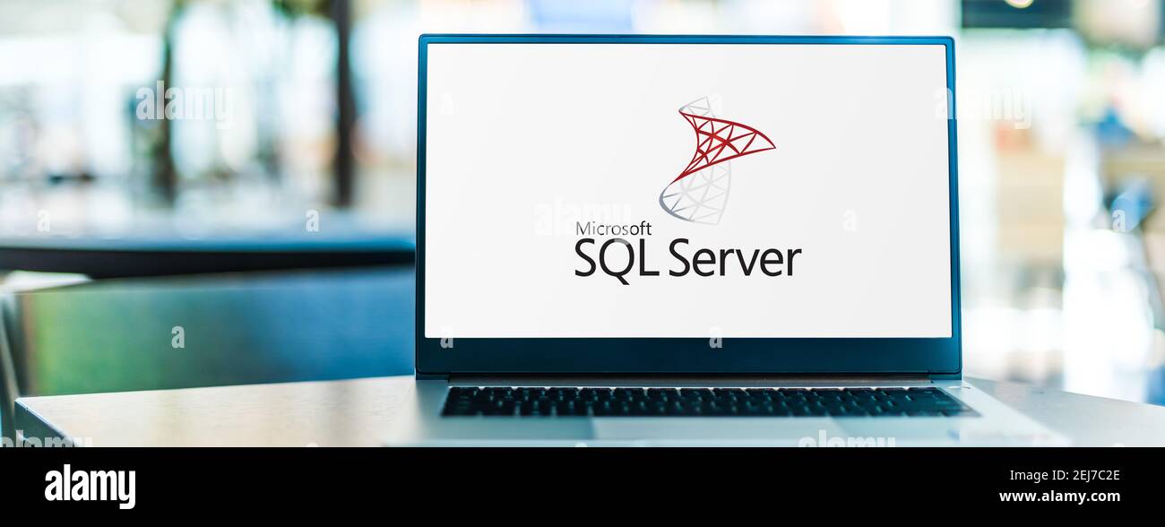 POZNAN, POL - SEP 23, 2020 : ordinateur portable affichant le logo de Microsoft SQL Server, un système de gestion de base de données relationnelle développé par Microsoft Banque D'Images