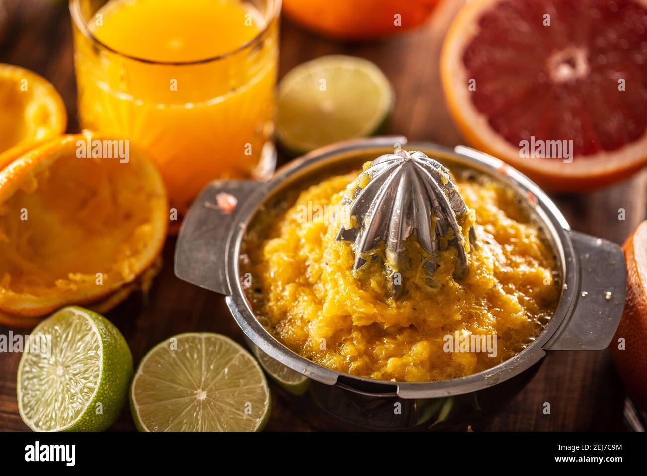 Passez la pulpe d'orange pressée à la centrifugeuse avec des agrumes  fraîchement coupés et un verre de jus Photo Stock - Alamy