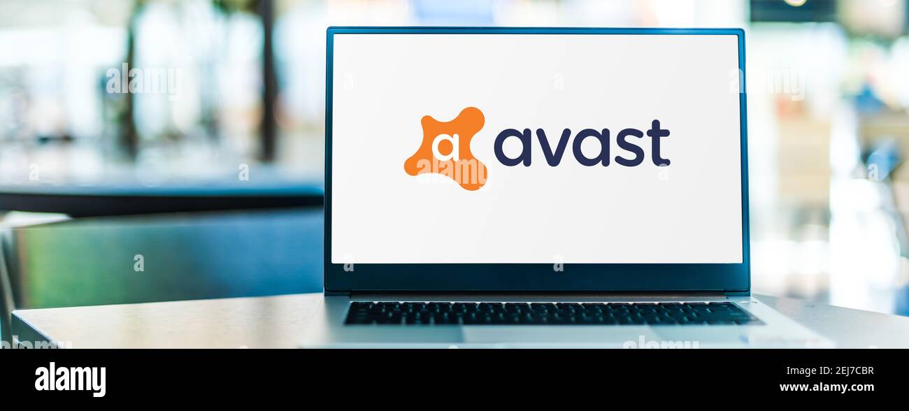 POZNAN, POL - SEP 23, 2020: Ordinateur portable affichant le logo d'Avast, une multinationale tchèque de logiciels de cybersécurité dont le siège est à Prague, cz Banque D'Images