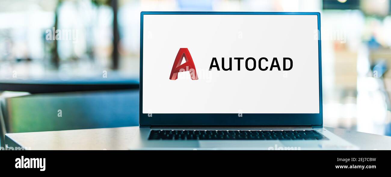 POZNAN, POL - SEP 23, 2020: Ordinateur portable affichant le logo d'AutoCAD, une application commerciale de conception assistée par ordinateur (CAO) et de dessin, de Banque D'Images