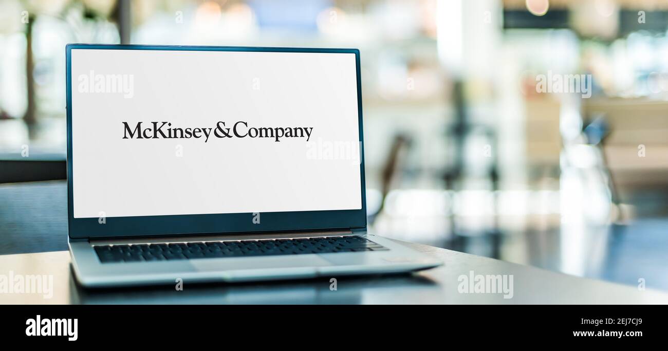 POZNAN, POL - SEP 23, 2020 : ordinateur portable affichant le logo de McKinsey & Company, une société américaine de conseil en gestion Banque D'Images