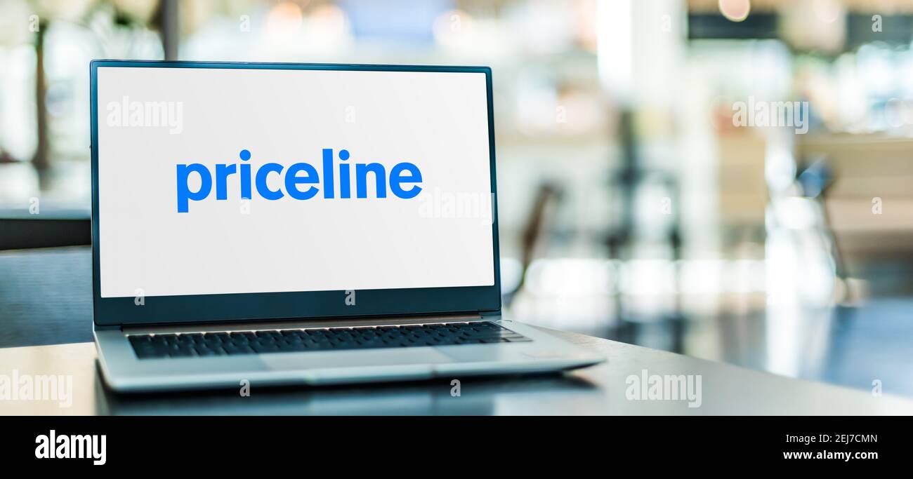 POZNAN, POL - SEP 23, 2020: Ordinateur portable affichant le logo de Priceline.com, une agence de voyages en ligne pour trouver des tarifs réduits pour les pu de voyage Banque D'Images