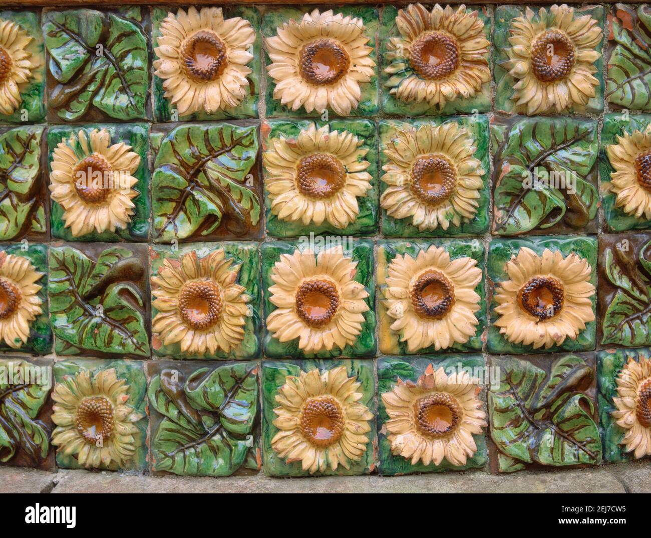 AZULEJOS DECORADOS CON FLORES Y HOJAS DE GIRASOL. Auteur: ANTONI GAUDI (1852-1926). EMPLACEMENT: FINCA EL CAPRICHO. Comillas. Cantabrie. ESPAGNE. Banque D'Images