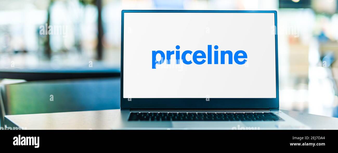 POZNAN, POL - SEP 23, 2020: Ordinateur portable affichant le logo de Priceline.com, une agence de voyages en ligne pour trouver des tarifs réduits pour les pu de voyage Banque D'Images