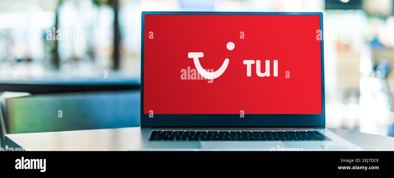 POZNAN, POL - SEP 23, 2020: Ordinateur portable affichant le logo de TUI, une société multinationale anglo-allemande de voyage et de tourisme dont le siège est à Hanovre, Banque D'Images