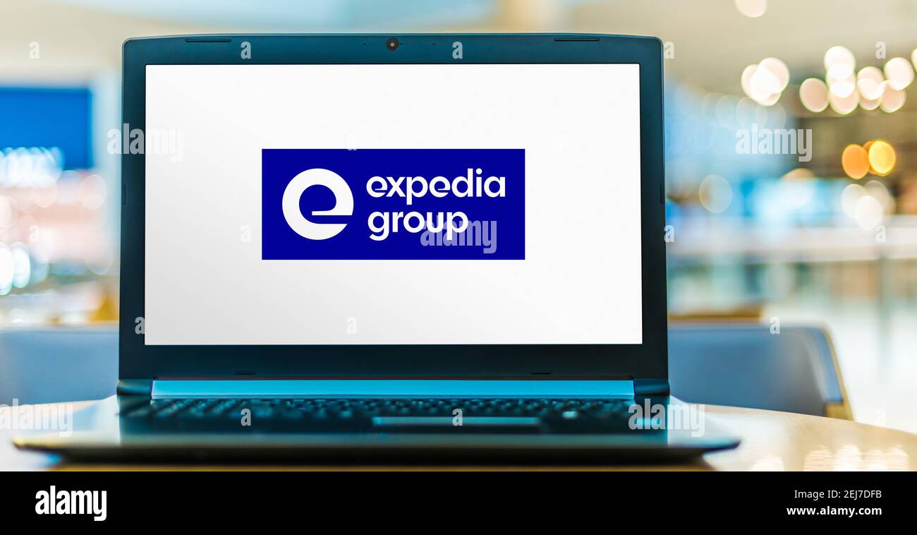 POZNAN, POL - 8 AOÛT 2020: Ordinateur portable affichant le logo du Groupe Expedia, une société américaine de voyage en ligne pour les consommateurs et les petites entreprises Banque D'Images