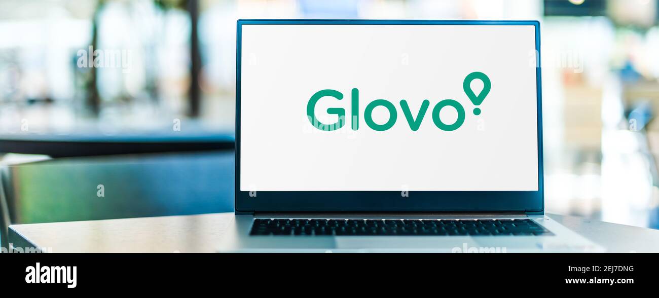 POZNAN, POL - SEP 23, 2020: Ordinateur portable affichant le logo de Glovo, un service de messagerie à la demande qui achète, récupère et livre des produits ORD Banque D'Images