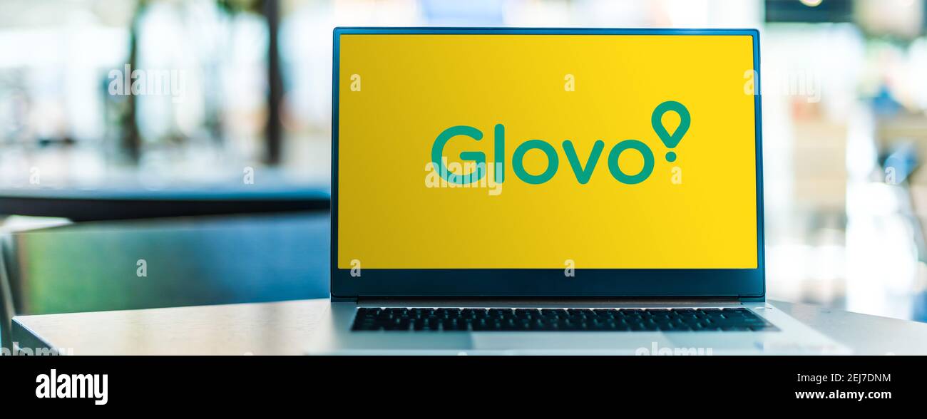 POZNAN, POL - SEP 23, 2020: Ordinateur portable affichant le logo de Glovo, un service de messagerie à la demande qui achète, récupère et livre des produits ORD Banque D'Images