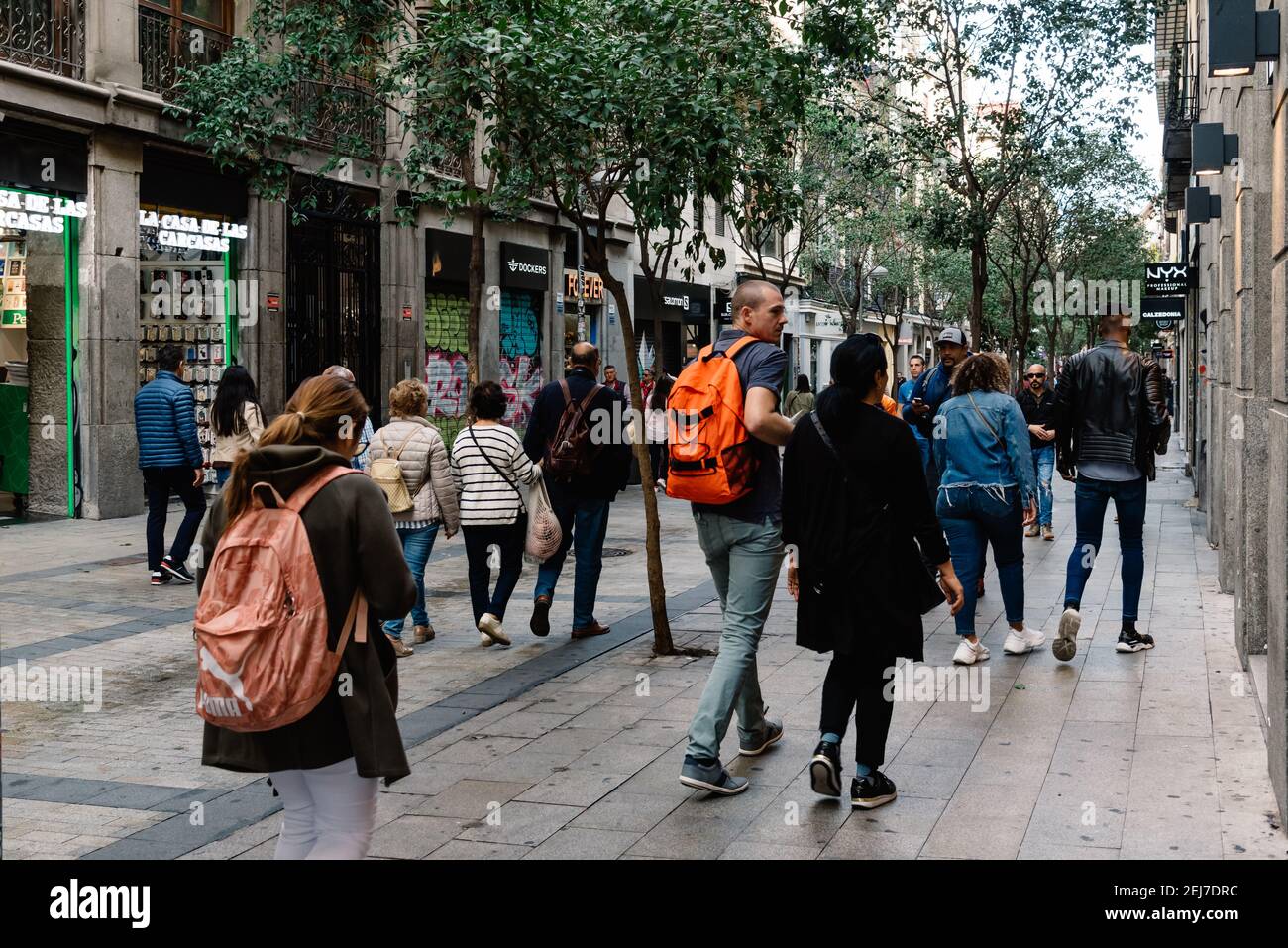 Madrid, Espagne - 1 novembre 2019 : les gens magasinent dans la rue commerciale Fuencarral dans le centre de Madrid. Scène de rue Banque D'Images