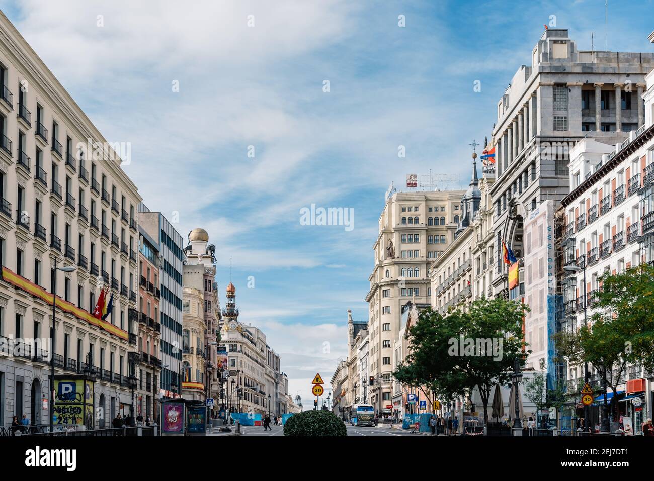 Madrid, Espagne - 1er novembre 2019 : rue Alcala dans le centre de Madrid. Journée ensoleillée avec ciel bleu Banque D'Images