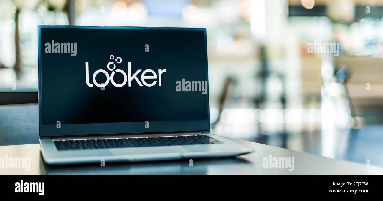 POZNAN, POL - 12 NOVEMBRE 2020: Ordinateur portable affichant le logo de Looker Data Sciences, une société américaine de logiciels informatiques dont le siège est à Santa Cruz Banque D'Images