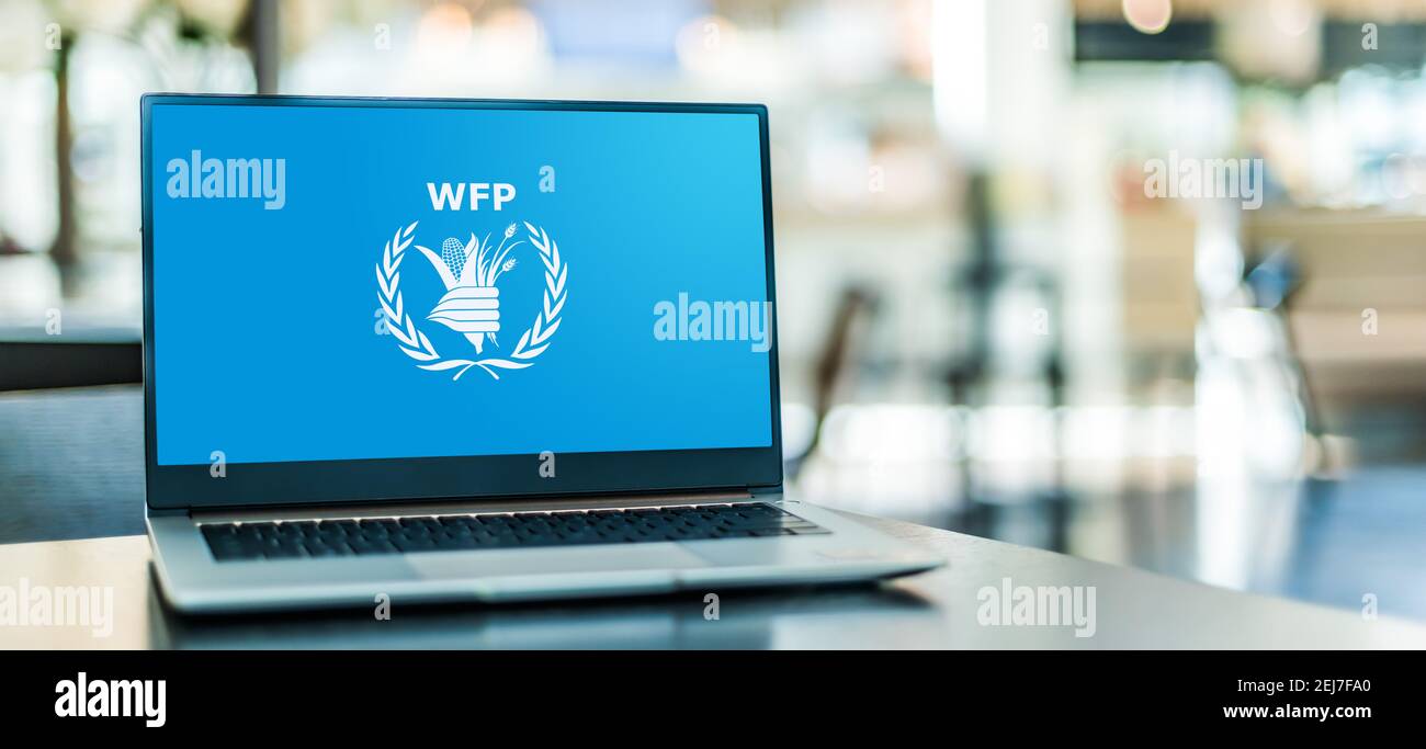 POZNAN, POL - 12 NOVEMBRE 2020 : ordinateur portable affichant le logo du Programme alimentaire mondial (PAM), branche de l'aide alimentaire des Nations Unies Banque D'Images